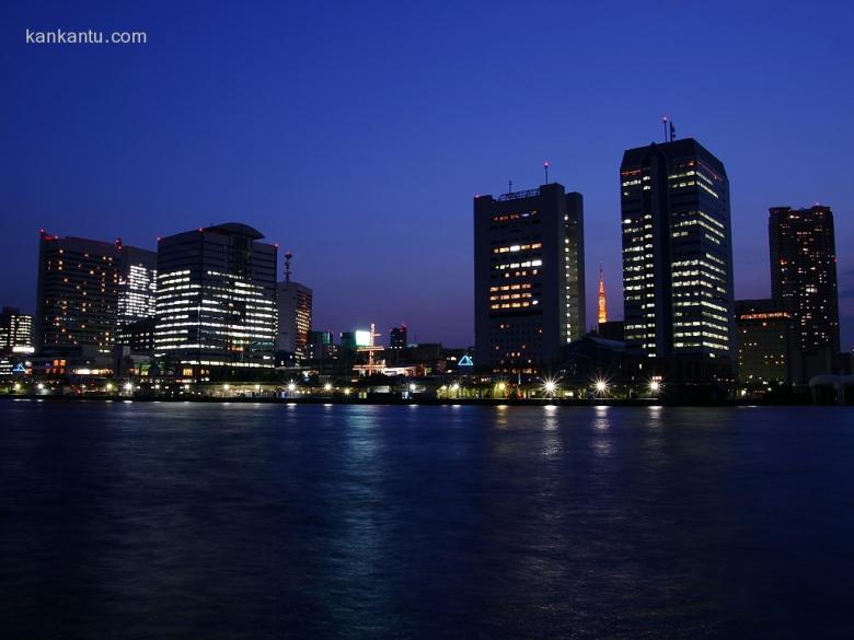 水中倒映的城市夜景