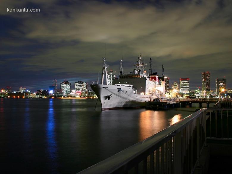 水中倒映的城市夜景