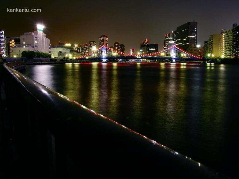 水中倒映的城市夜景