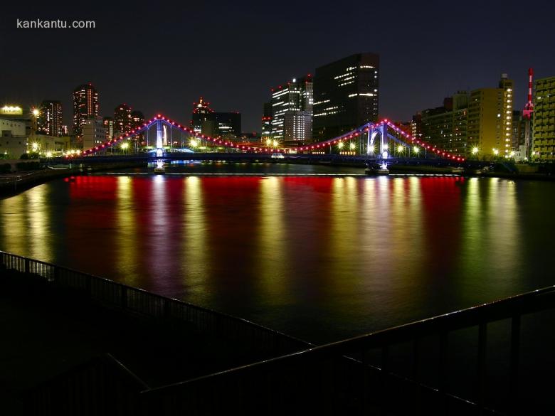 水中倒映的城市夜景