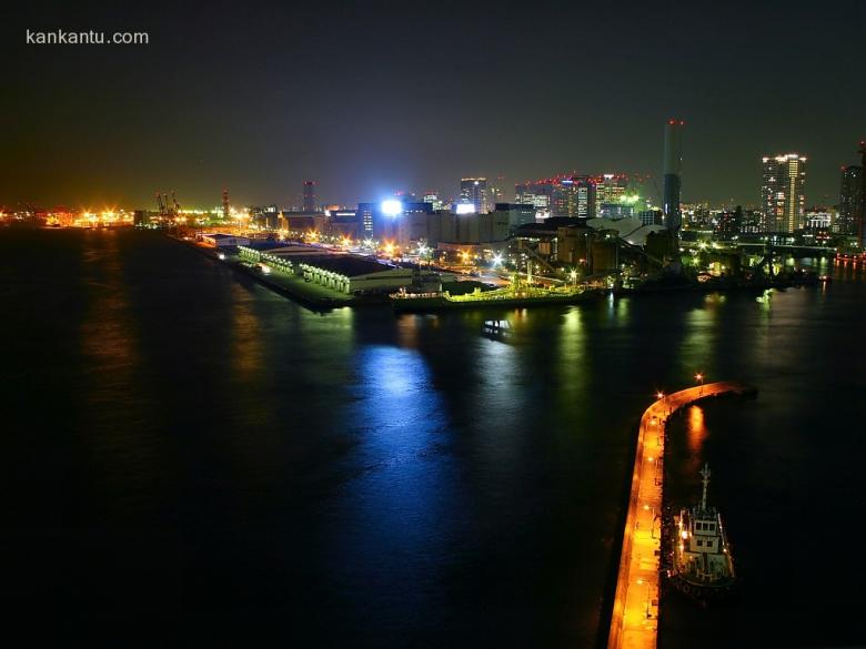 水中倒映的城市夜景