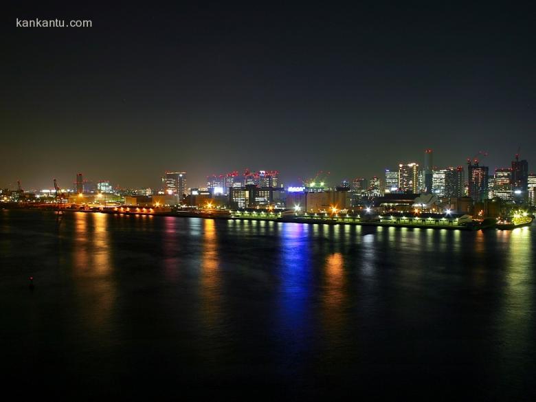 水中倒映的城市夜景