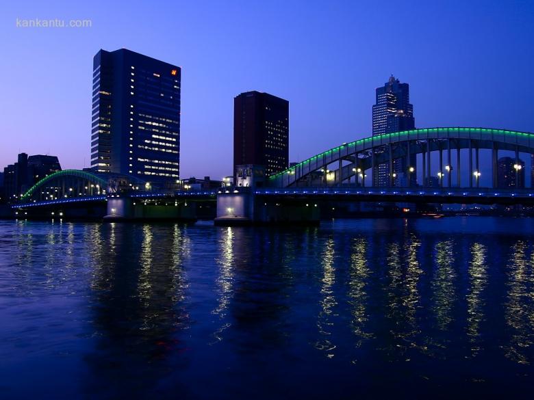 水中倒映的城市夜景