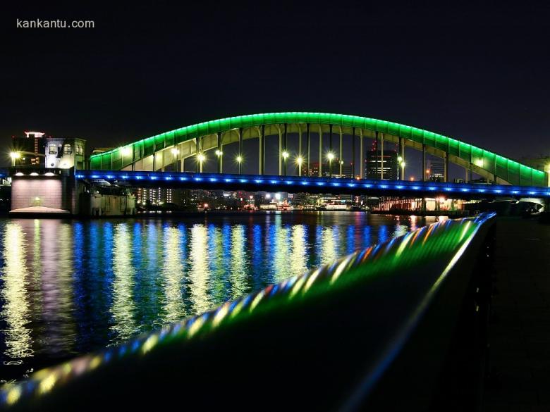 水中倒映的城市夜景