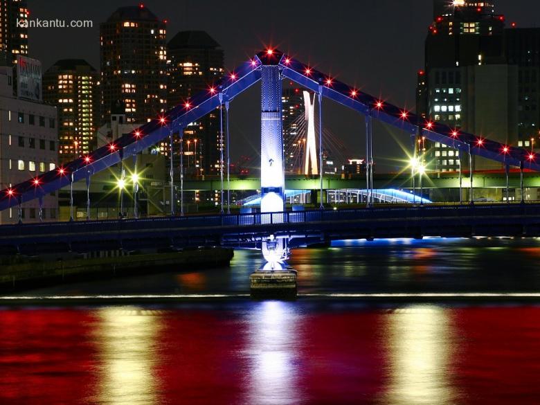 水中倒映的城市夜景