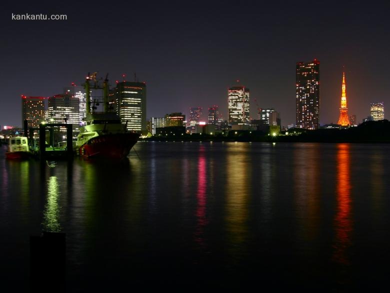 水中倒映的城市夜景