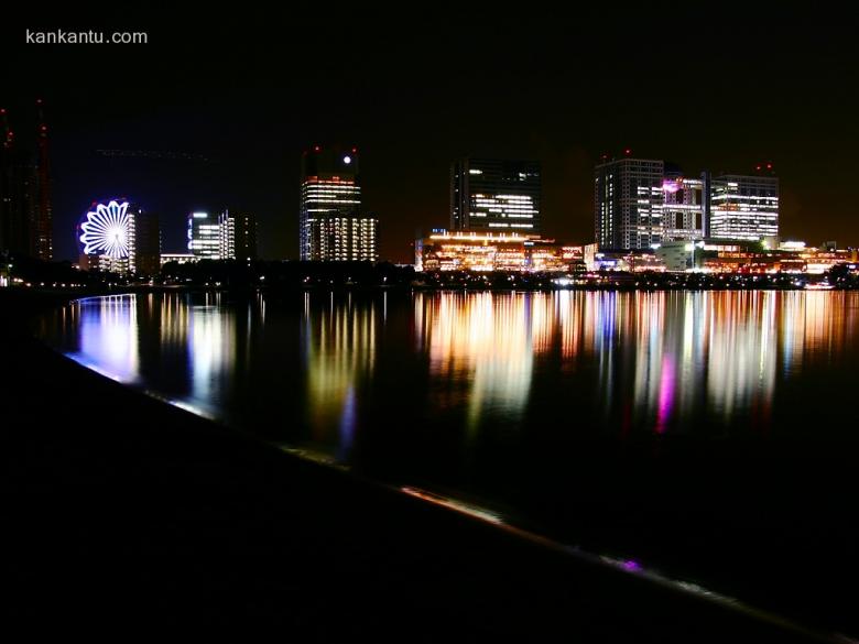 水中倒映的城市夜景