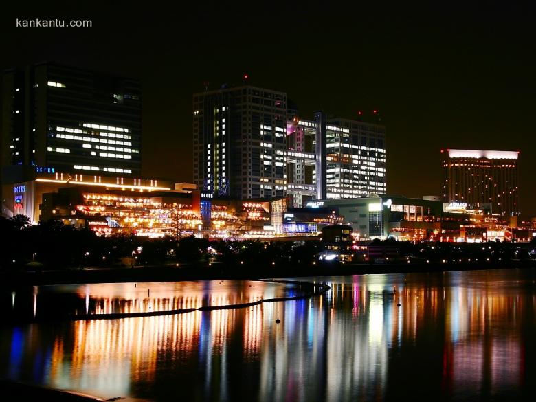 水中倒映的城市夜景