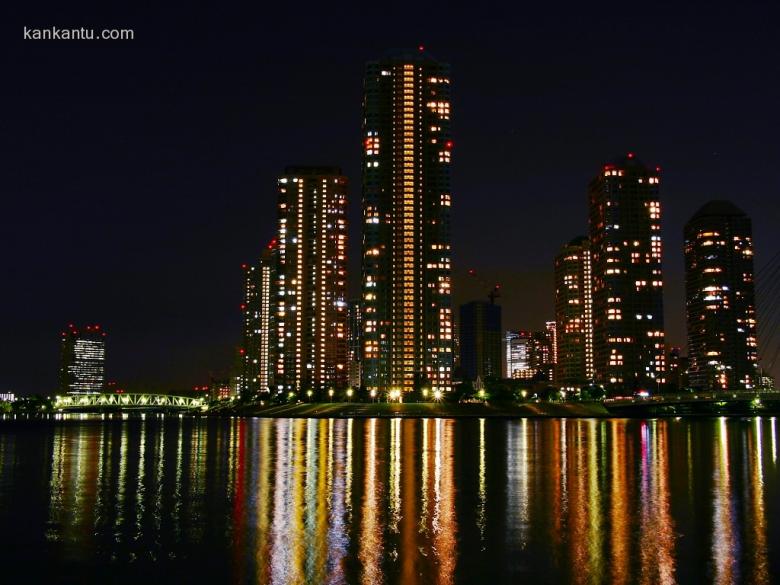 水中倒映的城市夜景