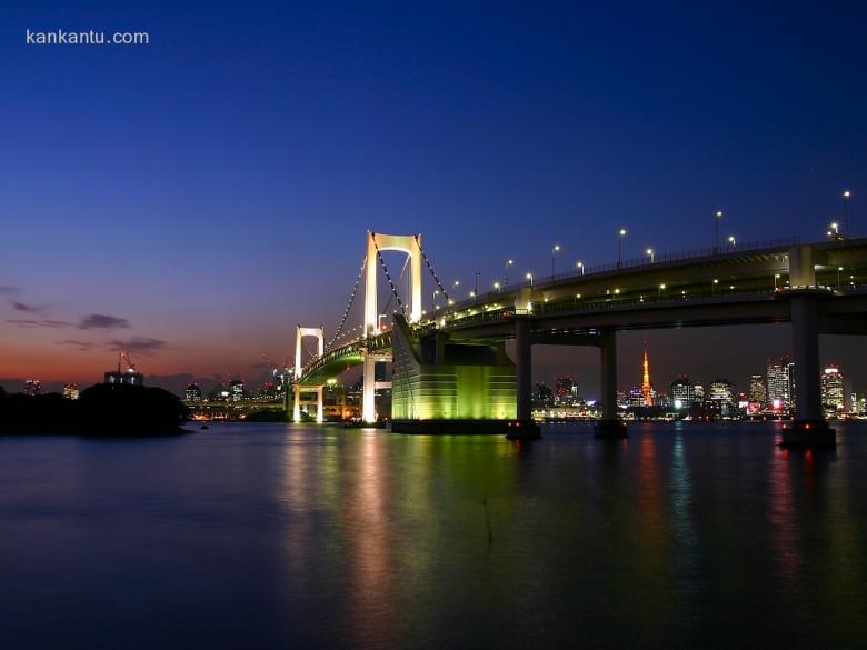 水中倒映的城市夜景