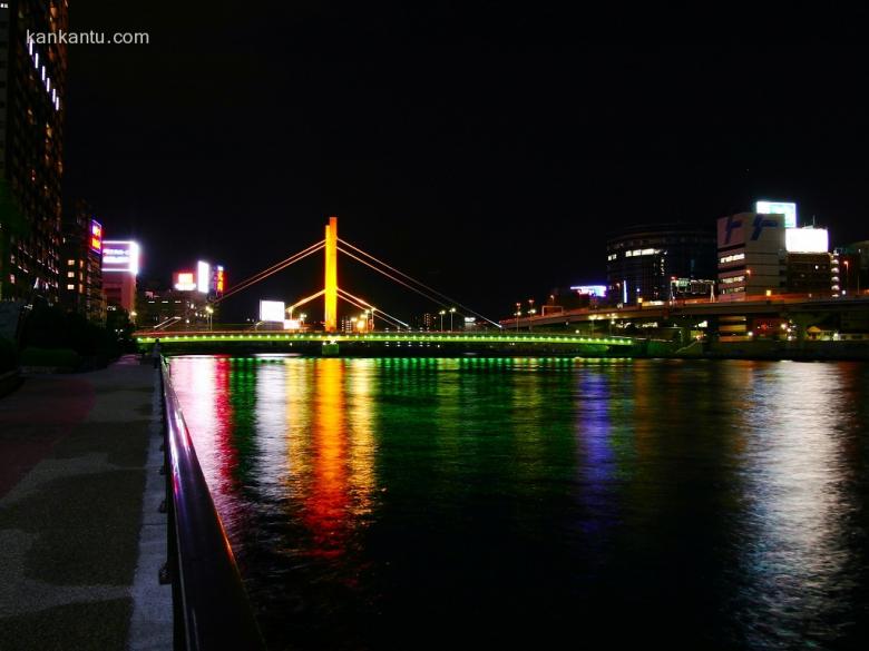 水中倒映的城市夜景