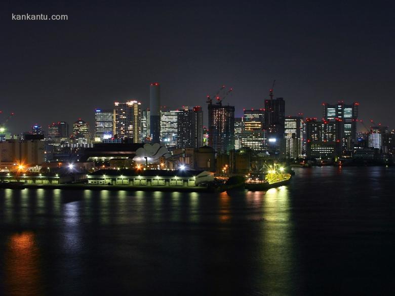 水中倒映的城市夜景