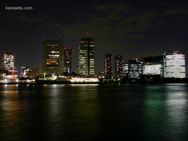 水中倒映的城市夜景