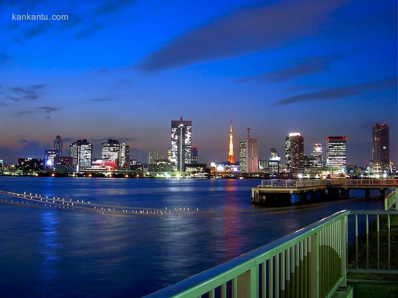 水中倒映的城市夜景