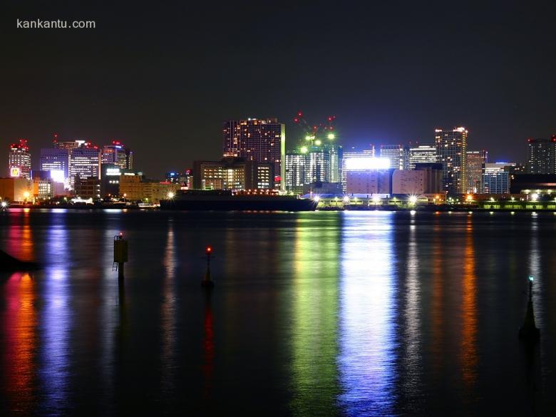 水中倒映的城市夜景