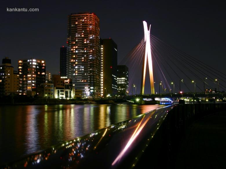 水中倒映的城市夜景