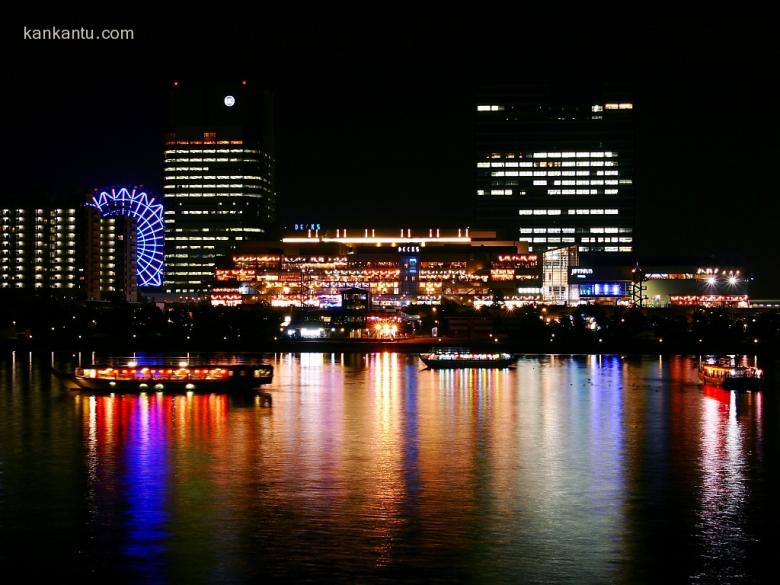 水中倒映的城市夜景