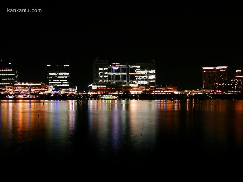 水中倒映的城市夜景