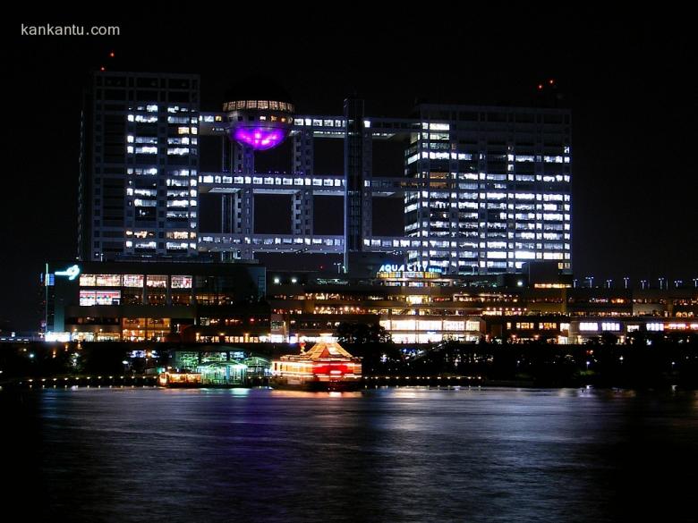 水中倒映的城市夜景