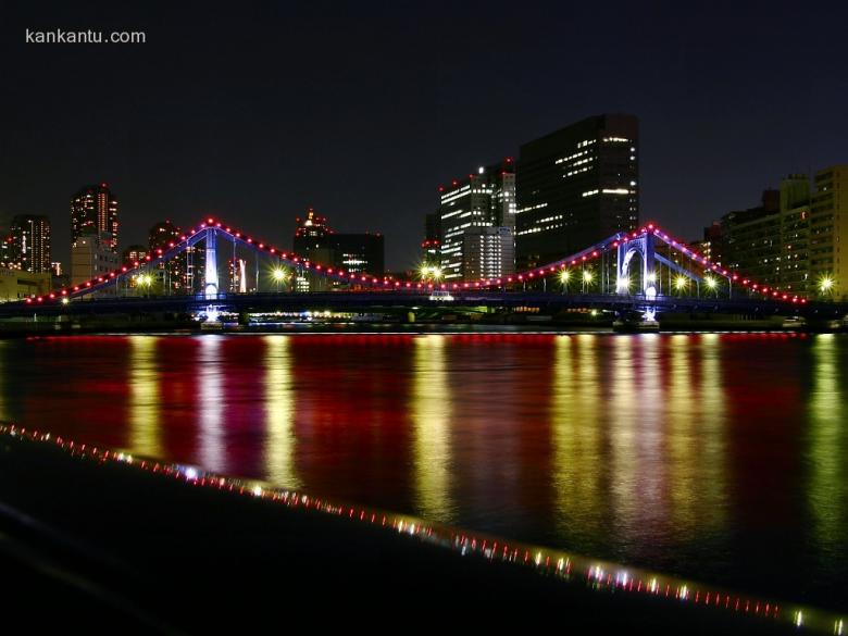 水中倒映的城市夜景