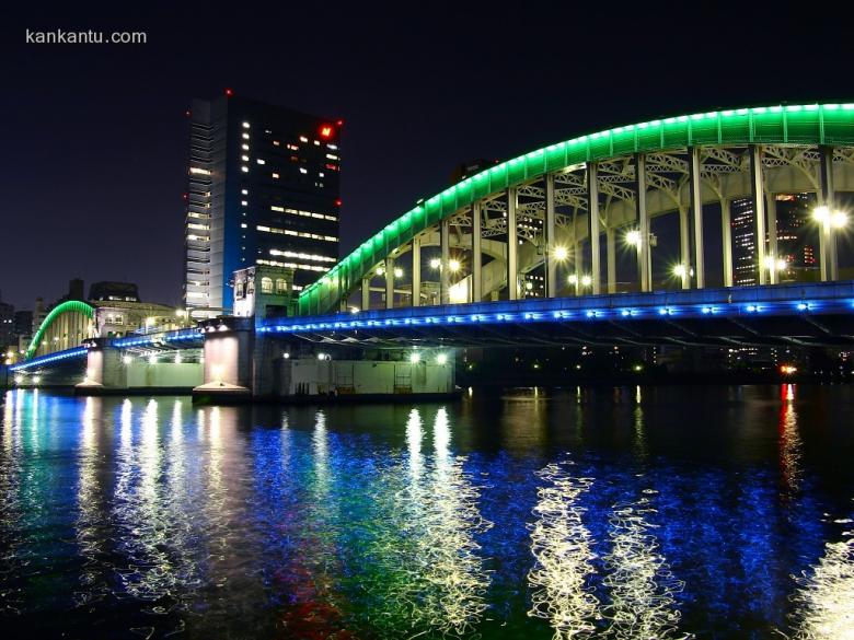 水中倒映的城市夜景