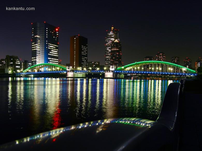 水中倒映的城市夜景