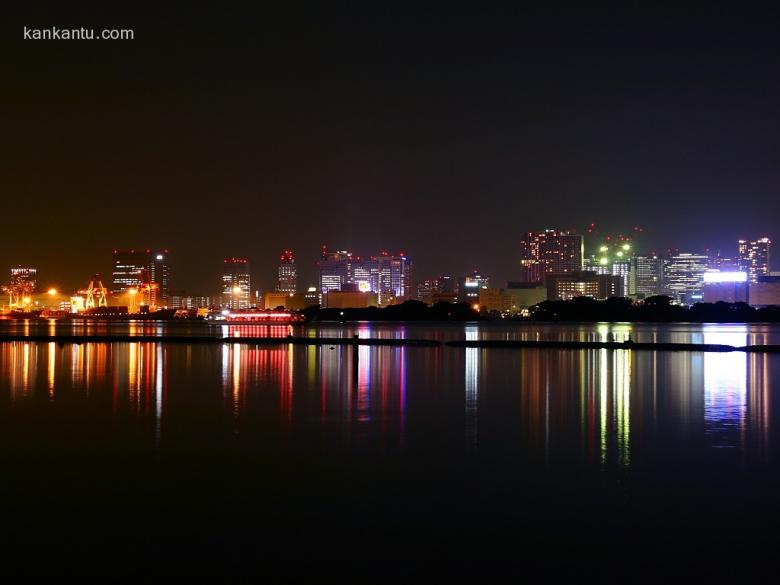 水中倒映的城市夜景