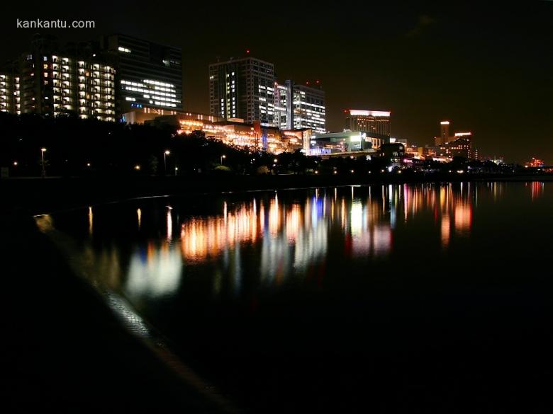 水中倒映的城市夜景