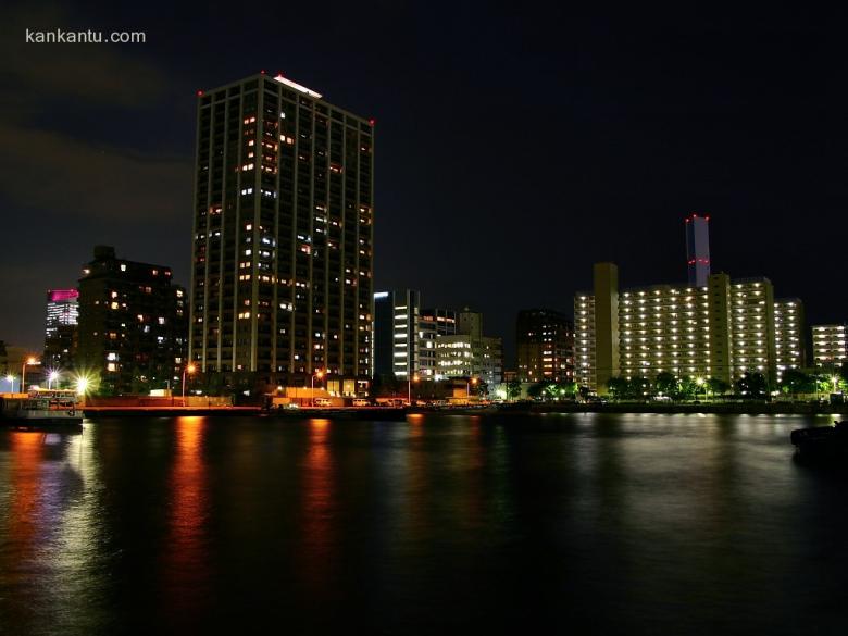 水中倒映的城市夜景