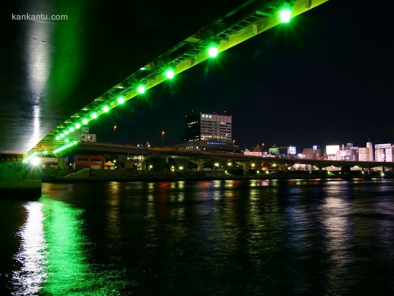 水中倒映的城市夜景