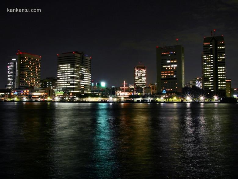 水中倒映的城市夜景