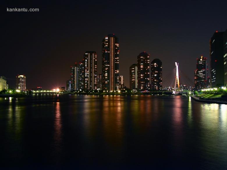 水中倒映的城市夜景