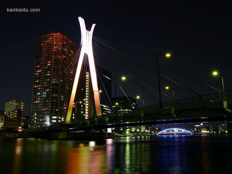 水中倒映的城市夜景