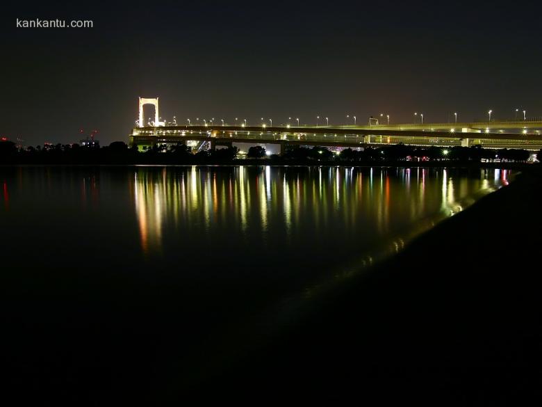 水中倒映的城市夜景