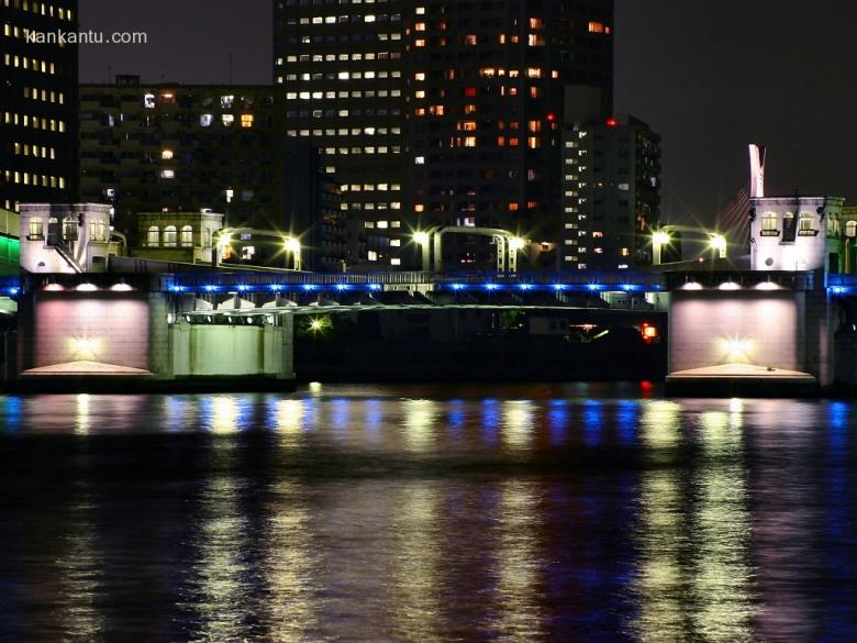 水中倒映的城市夜景