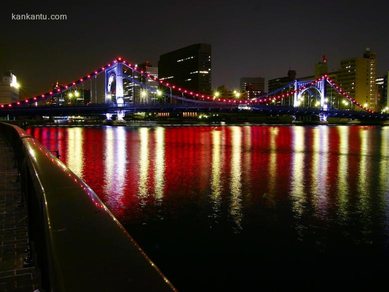 水中倒映的城市夜景