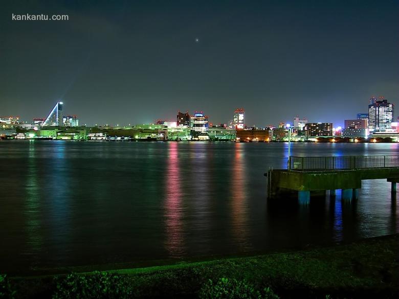 水中倒映的城市夜景