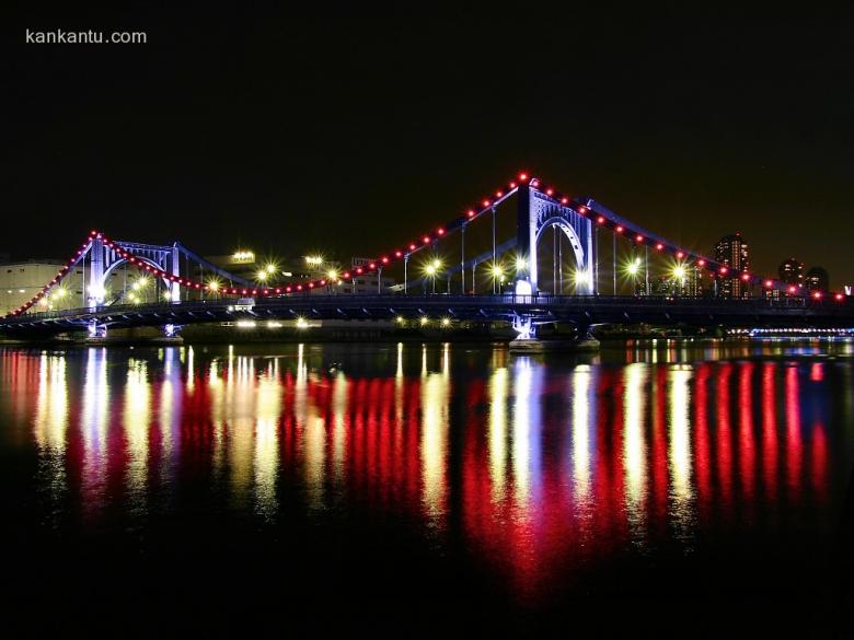 水中倒映的城市夜景