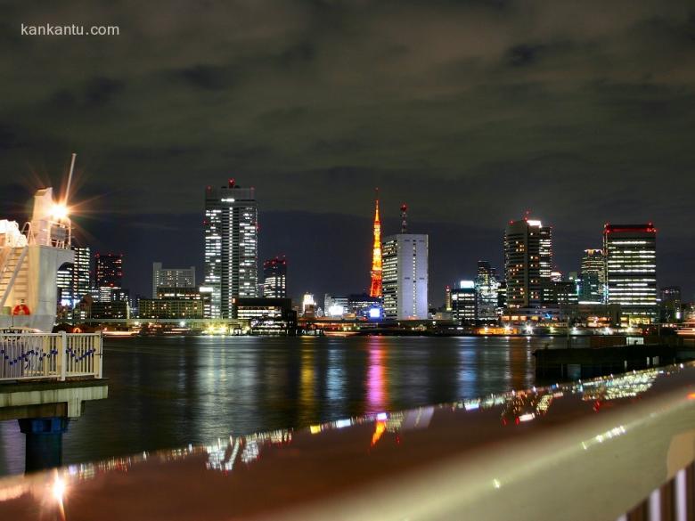 水中倒映的城市夜景