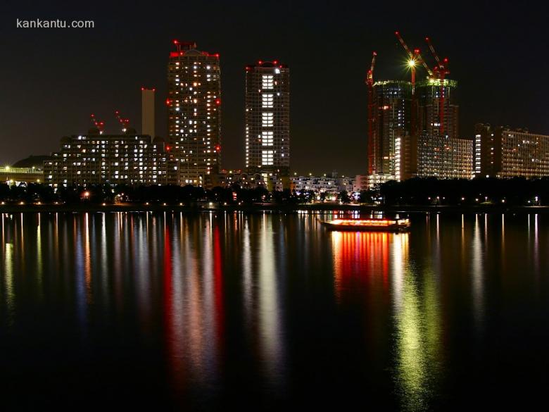 水中倒映的城市夜景