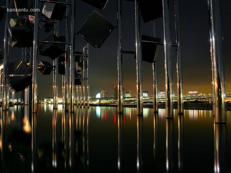 水中倒映的城市夜景