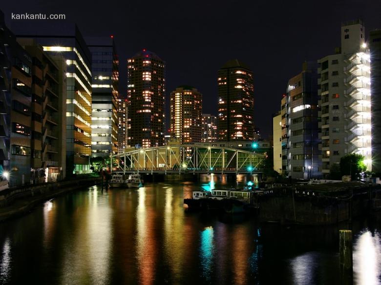 水中倒映的城市夜景