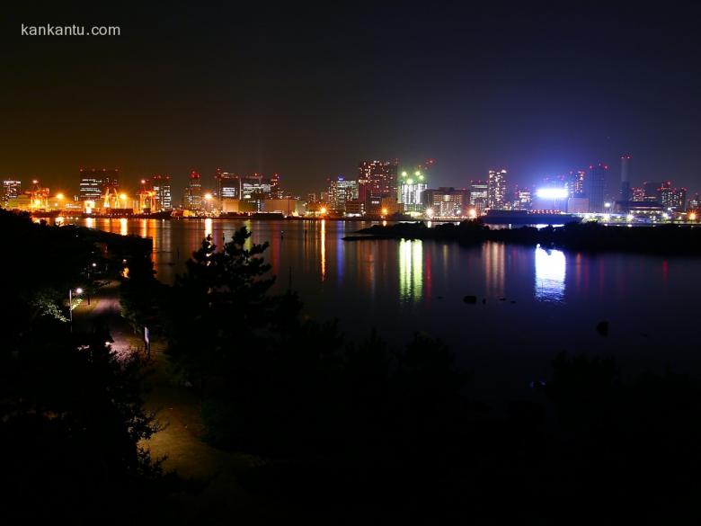 水中倒映的城市夜景