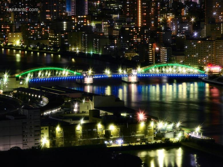 水中倒映的城市夜景