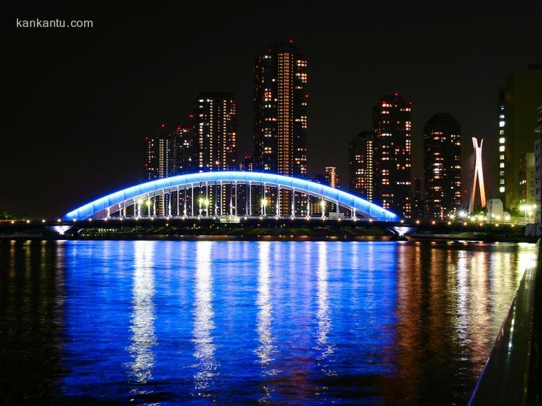 水中倒映的城市夜景