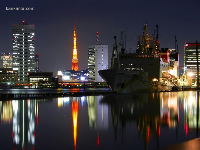 水中倒映的城市夜景