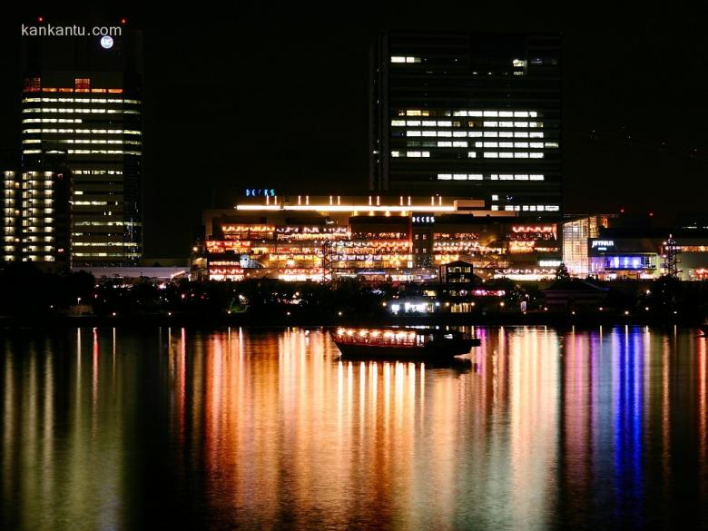 水中倒映的城市夜景