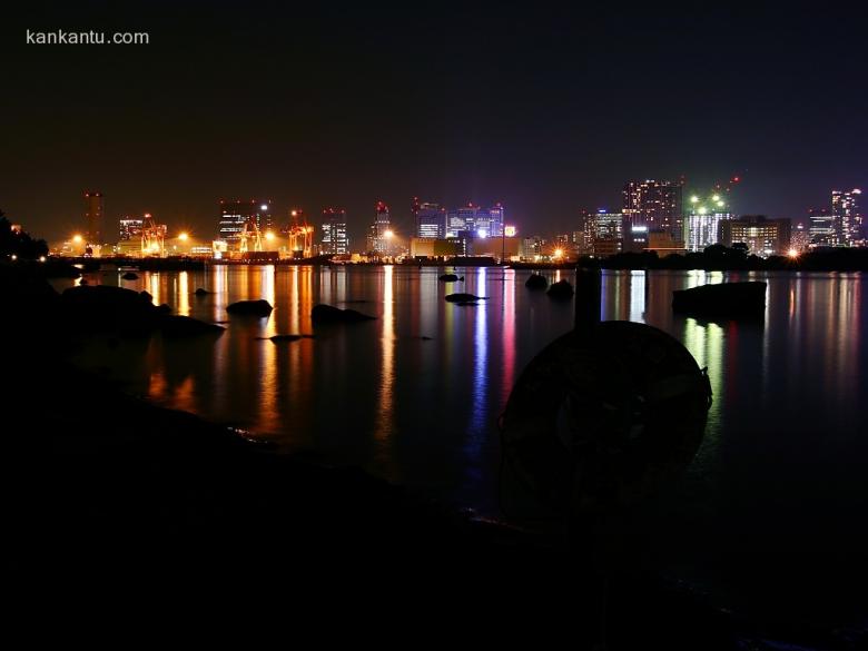 水中倒映的城市夜景