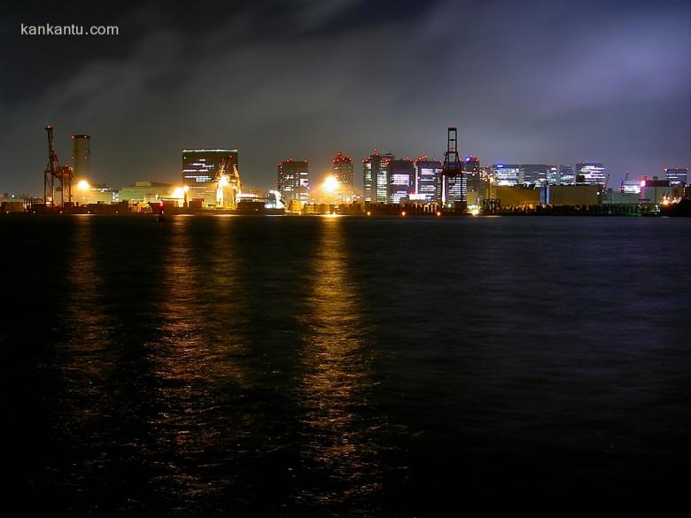 水中倒映的城市夜景