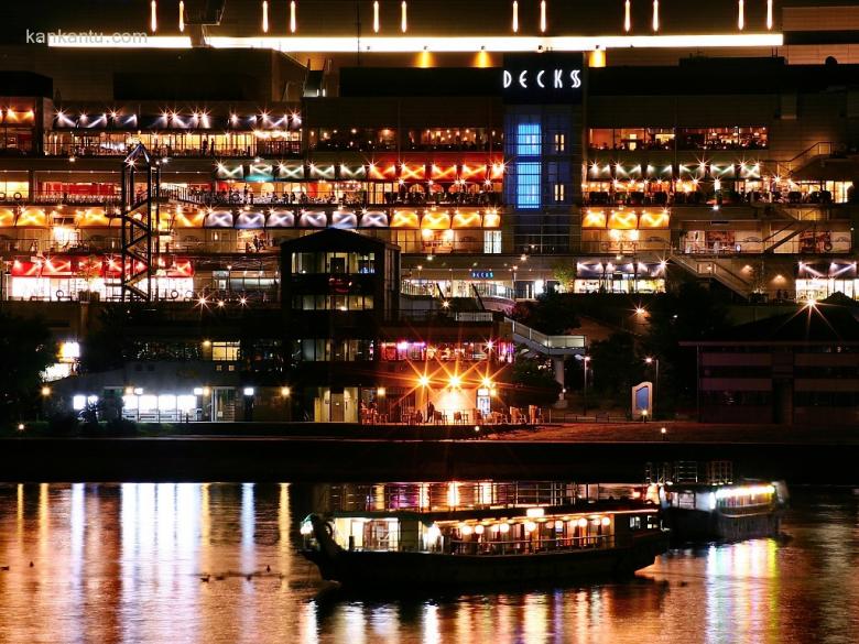 水中倒映的城市夜景